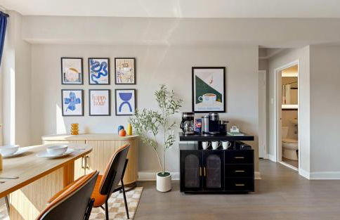 CASA Arlington Suite with Top-Tier Amenities & Parking - Foto 10