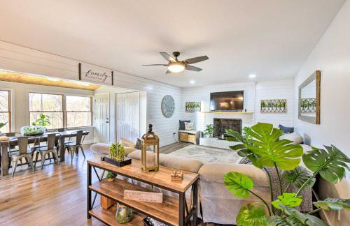 Townville Lake House with Private Dock, Kayaks! - Foto 6