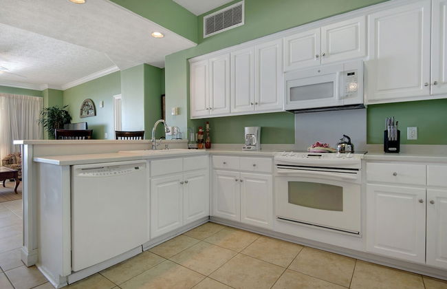 Tropical High-Rise Condo with Beachside Pool Access and Free Poolside WiFi - Unit 2004 by RedAwning - Foto 9