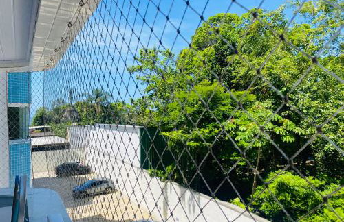 Apto com ar-cond e piscina a 100m mar praia da Enseada - Foto 52