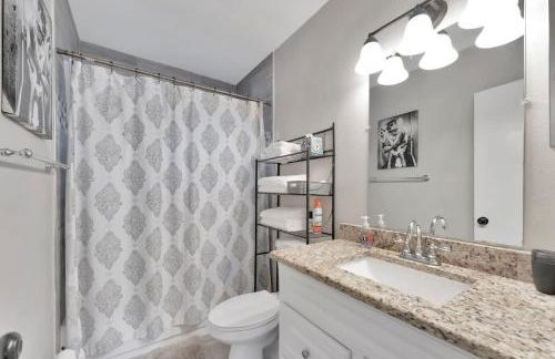 Family & Pet Friendly Getaway with Porch Fire Pit & Yard - Foto 33