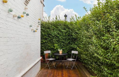 Clapham South Surprise - Photo 14