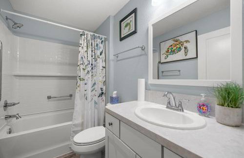 Luxe 2BR in The Villages, Mins to Eastport Town Square With Patio and Kingbed - Foto 17