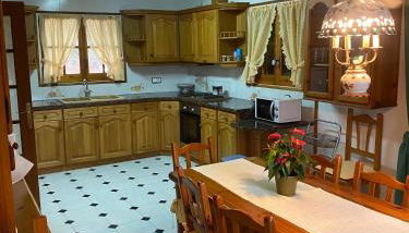 4 Bed Villa - Sleeps 8 - Pool - HotTub - Garden - Foto 2