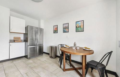 HostWise Stays - The Butler - Prime 1BR Butler St Apt, across from Umami - Foto 22