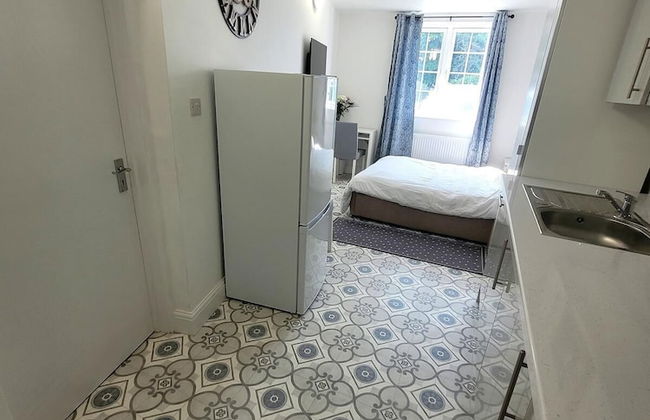 Tranquil Studio Retreat With Free Parking - Photo 3