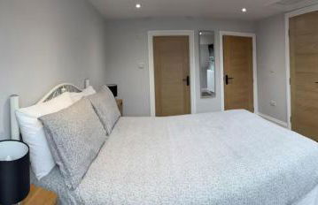 FRESH Flat in Leek, Staffordshire - Photo 16