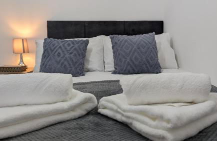 CLARITURF - 4 Bedroom Semi - Private Parking near Turf Moor, Town Centre, Transport and Motorway Links next to Canal, 3 Parks and Lake - Sky and Netflix - Foto 8