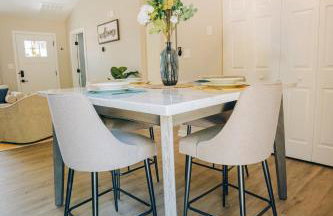 City Retreat - 4 Bedroom Oasis with King & Private Yard near Downtown - Foto 12