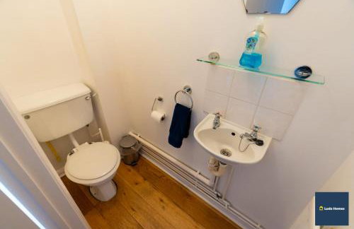 Camberley Spacious and Comfy 3 Bedroom Home, Next to Frimley Hospital with Parking - Foto 22