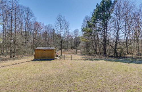 Family Home with Furnished Deck in Fairview! - Foto 24