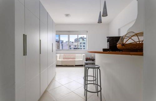 32-COP · CurtaCopacabana: Studio funcional com tudo embaixo - Foto 12