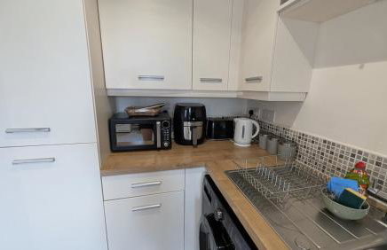 Large Modern House With Private Parking - Photo 24