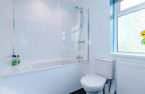 3 BR Property in Prestwich 15 mins from Manchester City Centre Garden Free parking Superfast WIFI Netflix - Foto 14