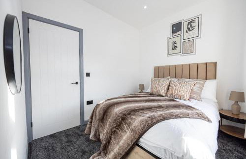 Bolton 2BR Cinema House, Free Parking, Fast WiFi, Comfortable Stay - Foto 26