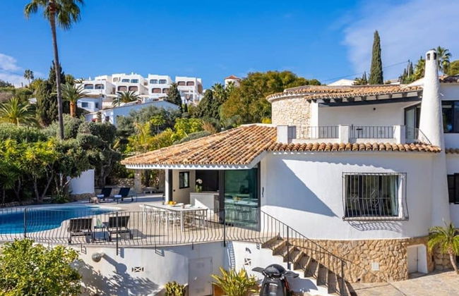 Relax in Luxury at This Stunning Seaside Villa - Photo 50