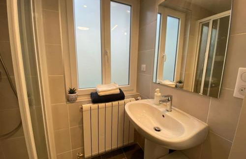 Maison de Charme - 4 Chambres - Courette & Parking Gratuit - Foto 20