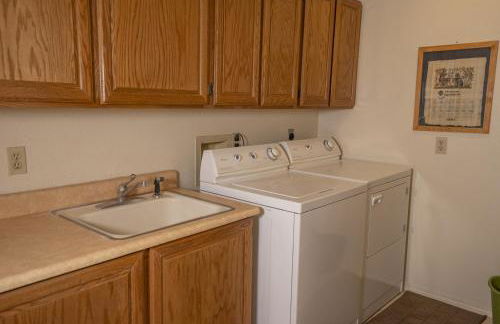 3BR Flagstaff Escape with Deck and Pine Views - Foto 23