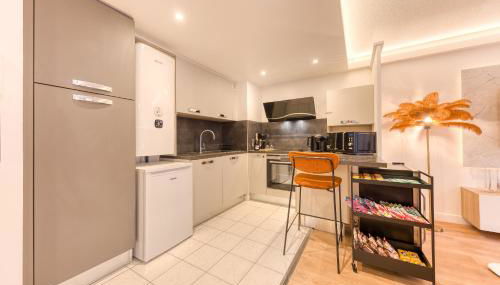 Premium Spa Suite Jacuzzi Hot Tub Massage Chair near Paris-Stade de France-CDG Airport - Foto 4, stove, dishwasher, minibar