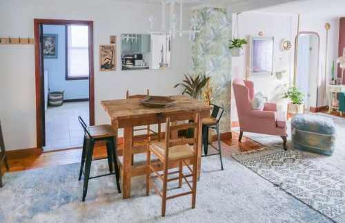 Bohemian Bungalow with Hot Tub - Foto 11