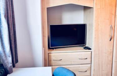 Luxury 5BR Stay With City Access - Photo 44