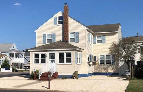 Just Moments From The Causeway Bridge This Charming Spacious Five-Bedroom 2 Bath Home Is Located In Ship Bottom On The Island Of Lbi Wifi - Foto 1