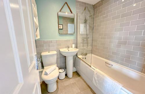 Luxury 4 Bed House - Free Parking - Contractors - Relocators - Foto 17