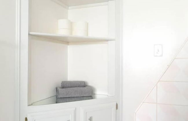 Spacious House on Melrose w Private Backyard Gym - Photo 7