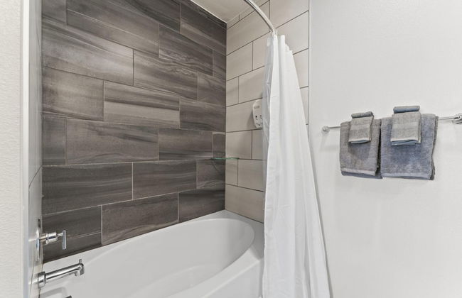 Airy 1BR King Suite Close to Downtown w Fast Wifi - Foto 14