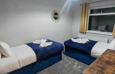 Bright 4BR Home, Outdoor Garden, Easy Parking - Foto 7