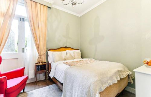 Homely 2 Levels Flat w Private Garden - Photo 7