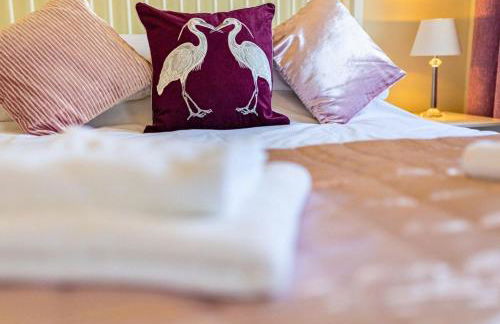 Central 2 Bed House w/ Garden and Free Parking! - Photo 36