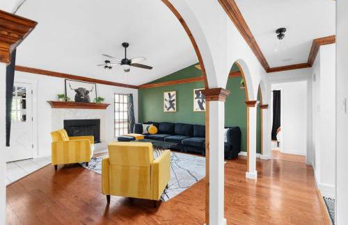 Serene Family Retreat King Beds Pool Hot Tub and Games - Photo 6