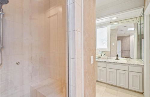 Stunning Waterfront Mansion with Pool and Hottub - Foto 48