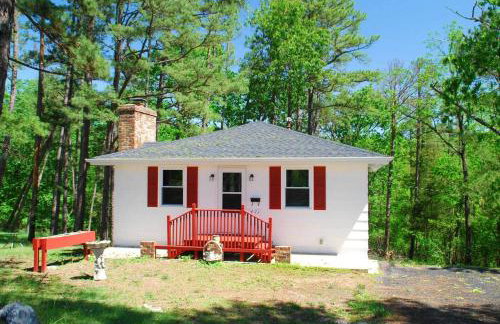 Fire Pit Cabin Retreat - Sleeps 6 - 1hr from STL - Foto 1