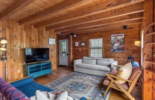 Cozy Athens Cabin on the Lake with Hot Tub & Backyard - Foto 3