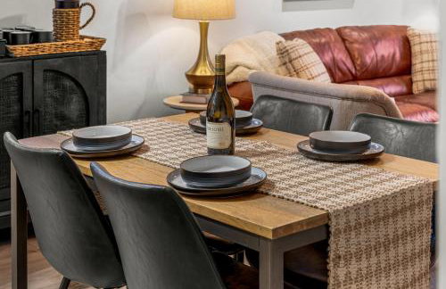 Cozy Riverfront Cabin with Fireplace & Deck - Foto 17