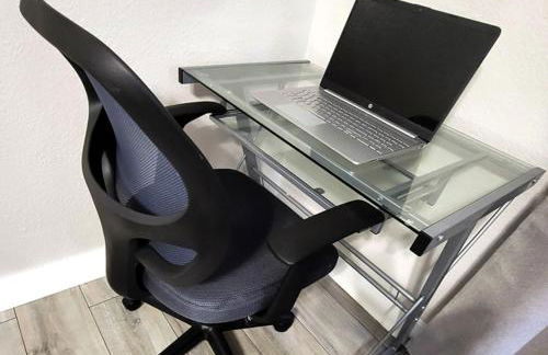 Beautiful Guesthouse, Sleeps 4 - Kitchen, Private Laundry, AC, Parking, 65' TV, Close to Stores, Restaurants & Beach - Foto 9