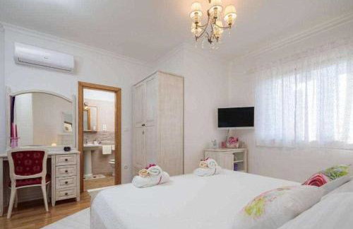 5-Bed Villa with Pool, Jacuzzi & Padel Court - Foto 16