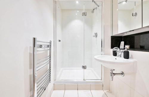 Bright Riverside 2 Bed Haven with Balcony - Modern Comfort in Battersea - Foto 15