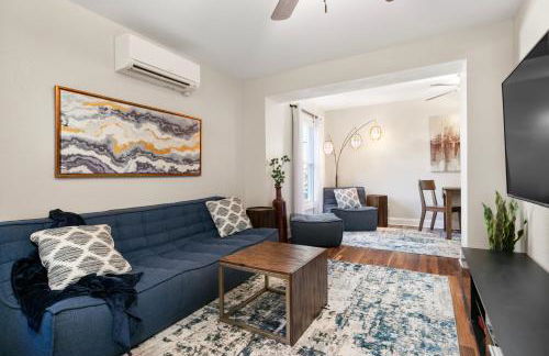 Modern & Cozy on Private Lane, Minutes to Airport - Foto 22