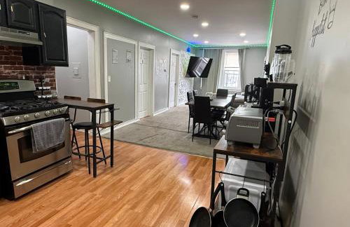 EWRBNB - Rare Find! Huge 3BR Apartment with Open Layout minutes from Newark Airport & NYC - Apartment # 2 - Foto 27