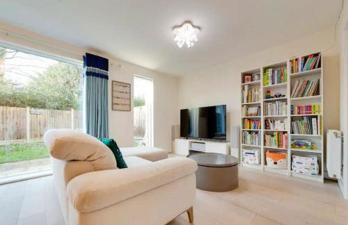 Pass the Keys 53 Austin Drive · Modern Townhouse near Addenbrookes Own Parking - Foto 1