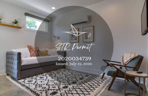 Charming East Nash Retreat, Walk to Dining Faves, Cozy Den, Workspace and Smart TVs, Plush Velvet Sofa, Full Kitchen & Garage, Near Mas Tacos & Five Points, 10 Min to Broadway, 24 Hr Hospitality - Foto 29