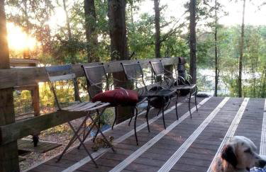 Eclectic Riverfront Log Cabin and Artist Retreat for Groups in Castle Hayne, North Carolina - Foto 4