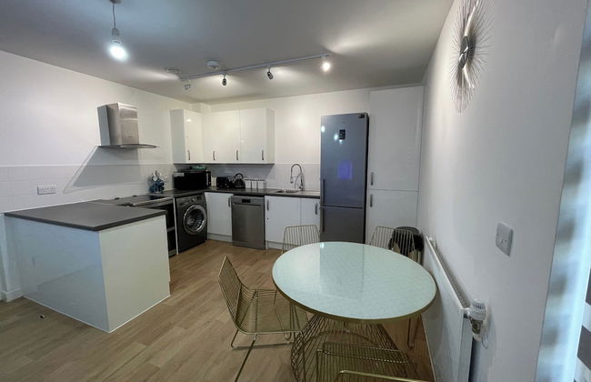 2 Bed-sleeps4-parking-balcony-nearcitycentre - Photo 6