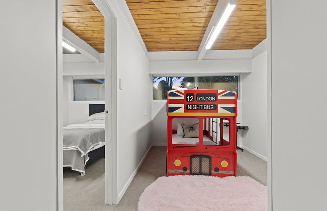 Hilltop Country Retreat with Seaviews - Foto 11