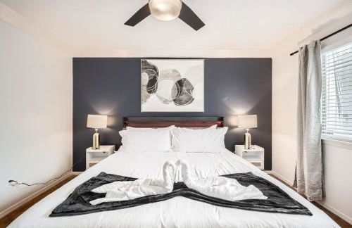 Your Comfy King Suite Getaway - Sleeps 4 - Pool, Prkg - Foto 20
