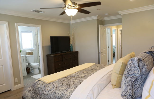 Adorable 3 Bedroom 2 Bath Home - Photo 4