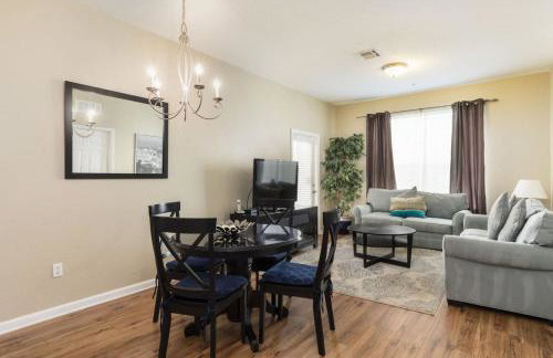 3Br 2Bath Condo Balcony 5min Conv Center 1388ft - Photo 3